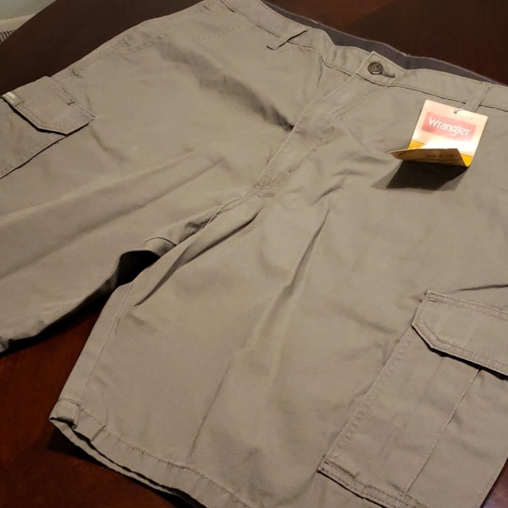 Wrangler Mens Cargo Shorts Brand New Size 40